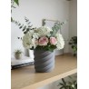 Vaso geometrico moderno a torsione in stampa 3D con fiori