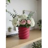 Vaso geometrico moderno a torsione in stampa 3D rosso con fiori