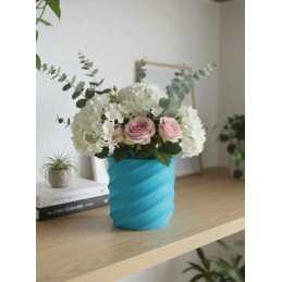 Vaso geometrico moderno a torsione in stampa 3D azzurro con fiori