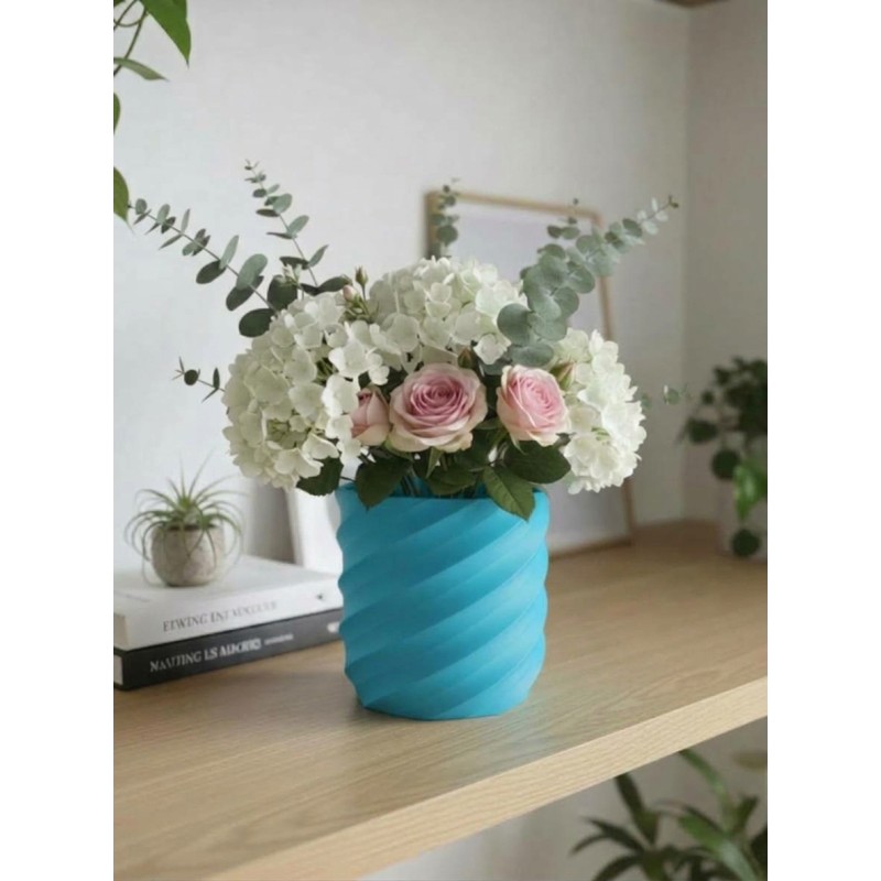 Vaso geometrico moderno a torsione in stampa 3D azzurro con fiori