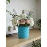 Vaso geometrico moderno a torsione in stampa 3D azzurro con fiori