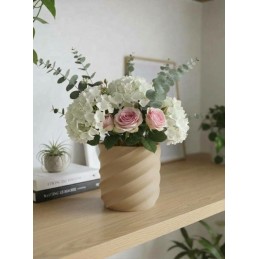 Vaso geometrico moderno a torsione in stampa 3D beige con fiori
