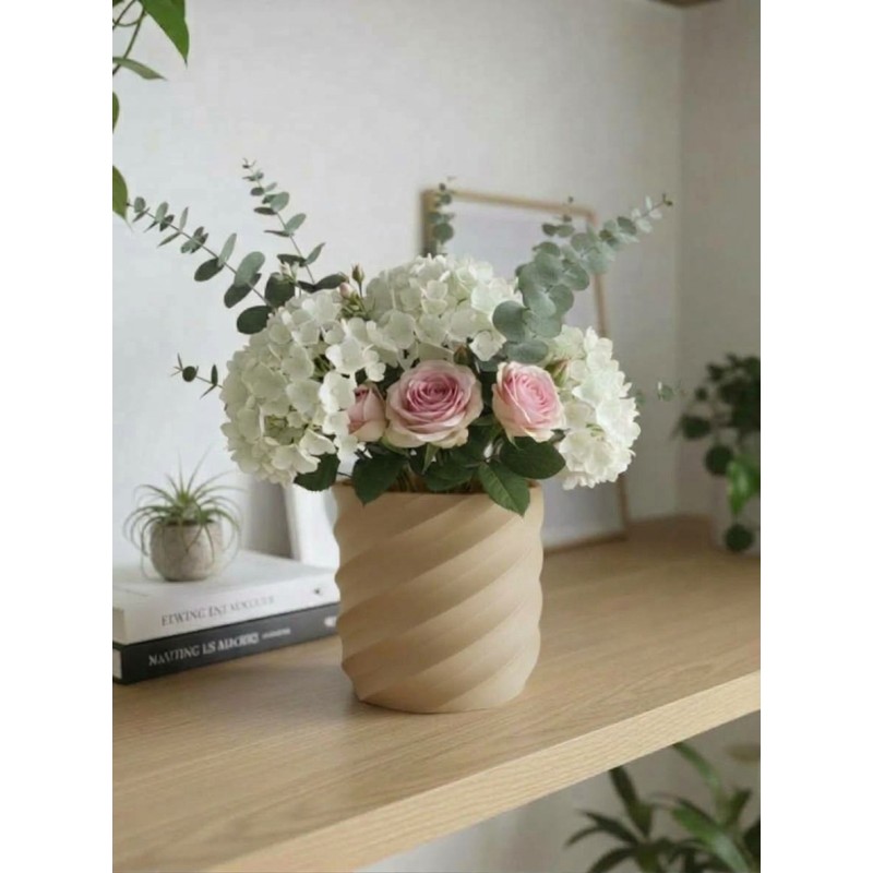 Vaso geometrico moderno a torsione in stampa 3D beige con fiori