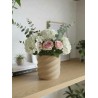 Vaso geometrico moderno a torsione in stampa 3D beige con fiori